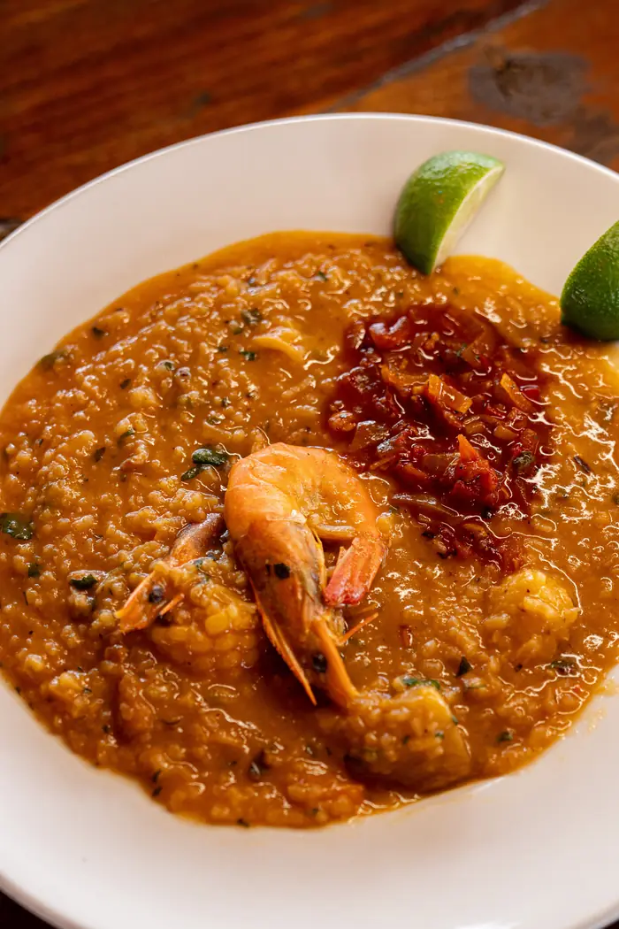 Guacho de mariscos con camarón y limón servido en el rancho