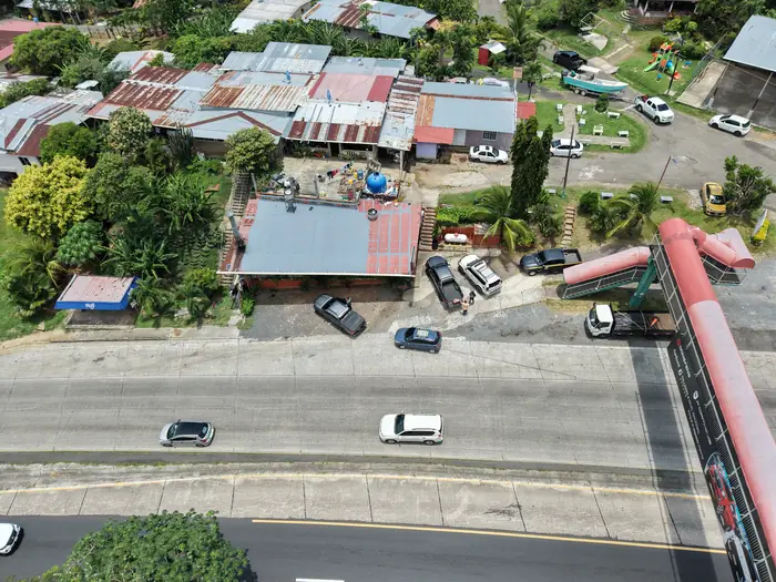 Vista aérea del rancho junto a la Interamericana y el puente peatonal